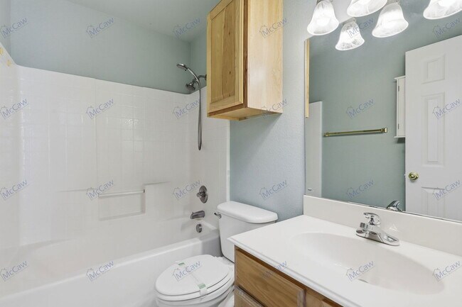 Building Photo - 702 N Walnut St