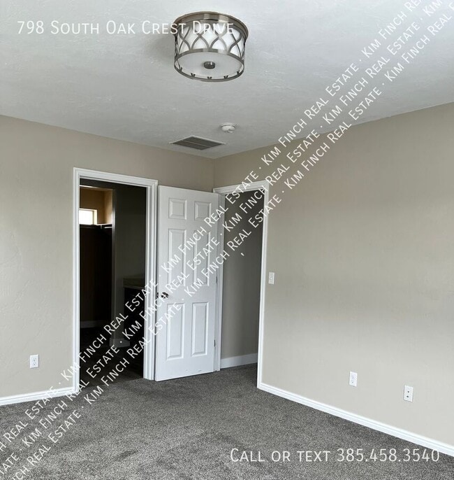 Building Photo - 798 S Oak Crest Dr