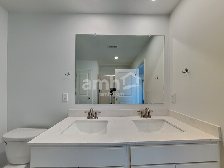 Building Photo - 9106 Henley Ave