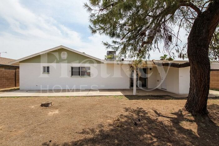 Building Photo - 2208 W Dahlia Dr
