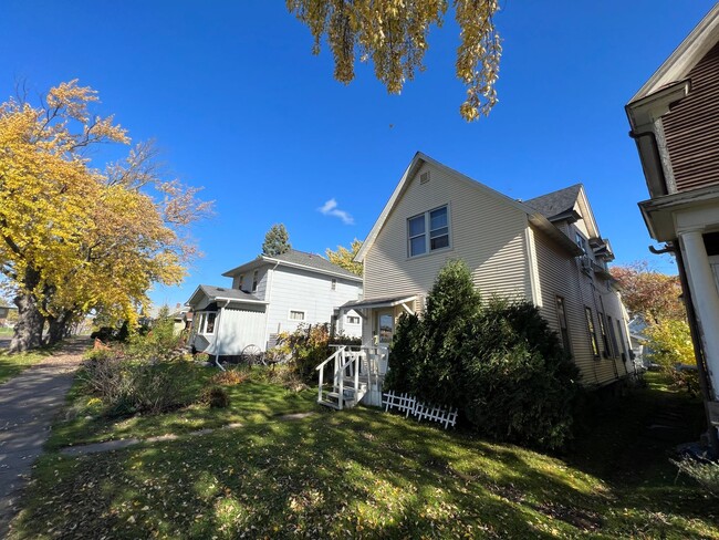 Building Photo - AVAILABLE JUNE - Upper 2 Bed 1 Bath in Billings Park Superior