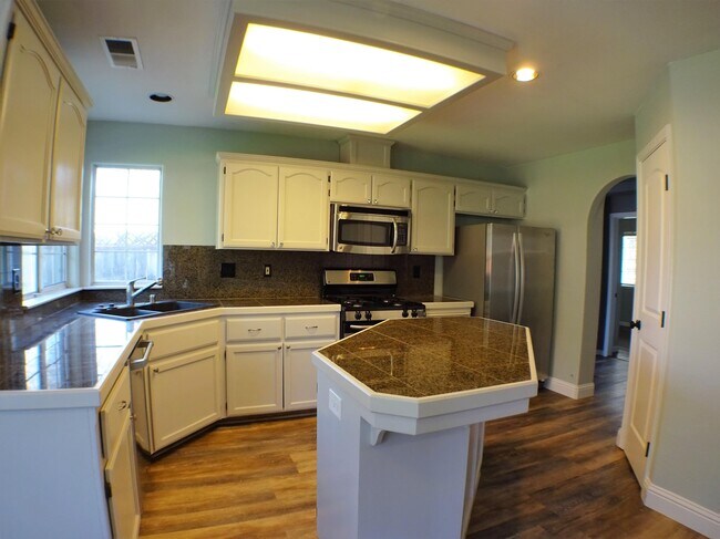 Building Photo - 612 W 6th Ave