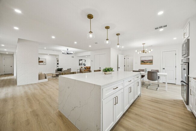 Building Photo - 3401 Valley View Ln