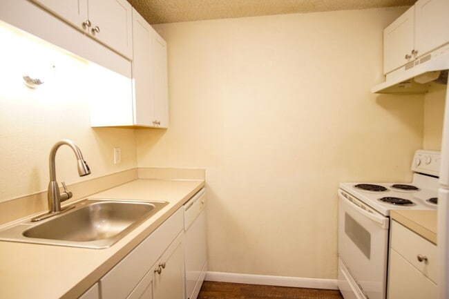 Building Photo - 2 Bdr in Multnomah Village w/ Hardwoods, D...