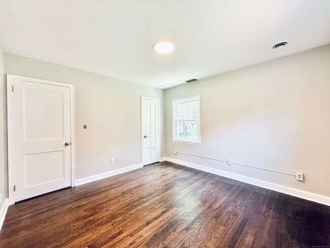 Building Photo - 10 Meadowpark Ave W