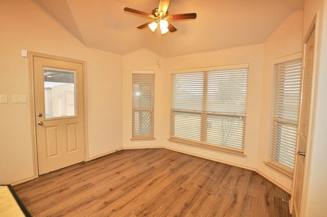 Building Photo - FOR LEASE! (Available October 20th) Spacio...