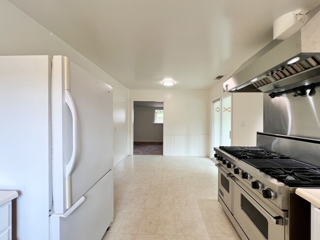 Building Photo - Three Bedroom St. Helena Home with Stunnin...