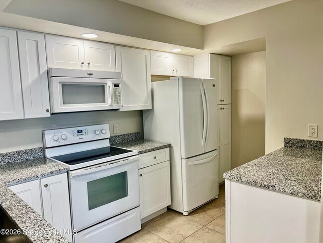 Building Photo - 1059 Country Club Dr