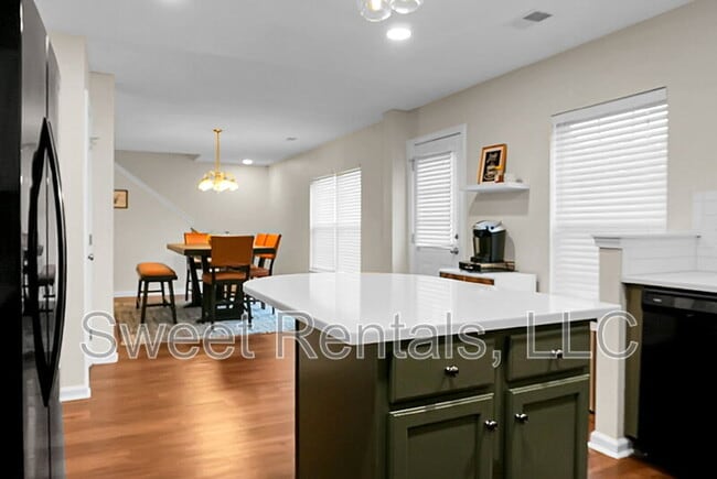 Building Photo - 124 Larkspur Dr