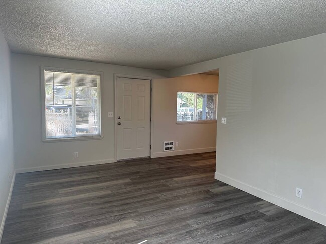 Building Photo - 1405 Prune St