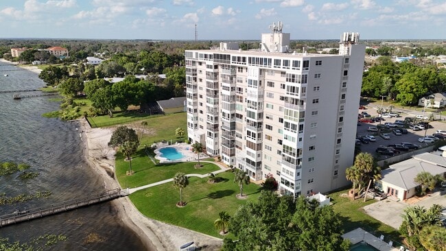 Building Photo - 2131 Lakeview Dr
