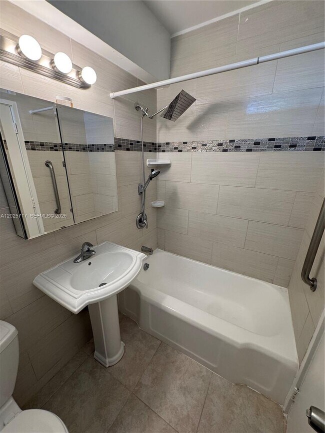 Building Photo - 10281 E Bay Harbor Dr