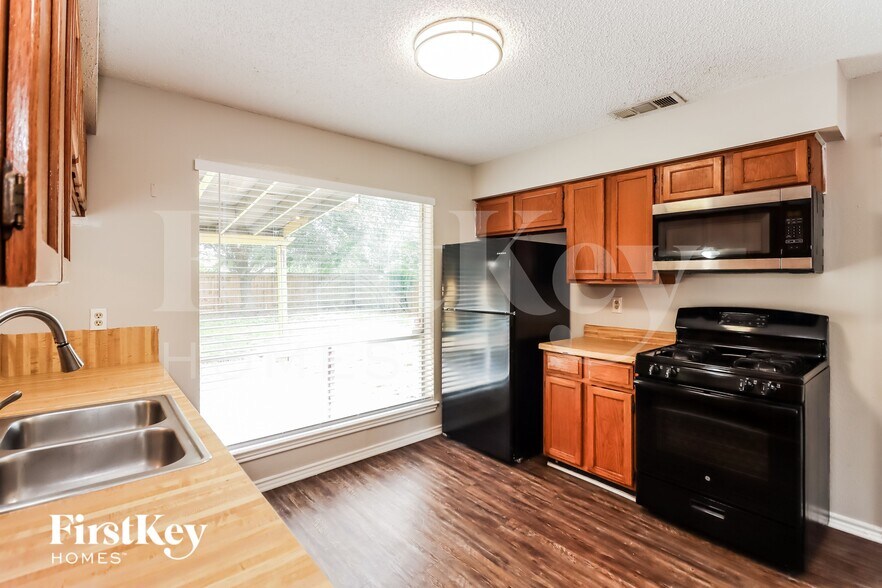 Building Photo - 9631 Orangevale Dr