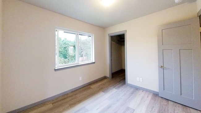 Building Photo - Newer 7 Bedroom 3 Bath unit!!!