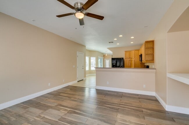 Building Photo - Spacious & Beautiful 3-Bedroom Home in Gat...