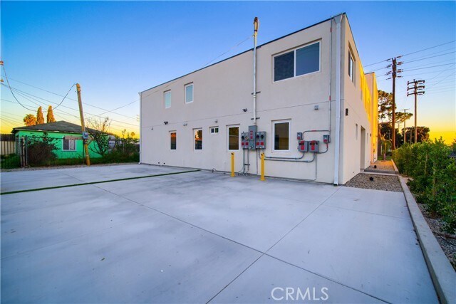 Building Photo - 803 E 84th Pl