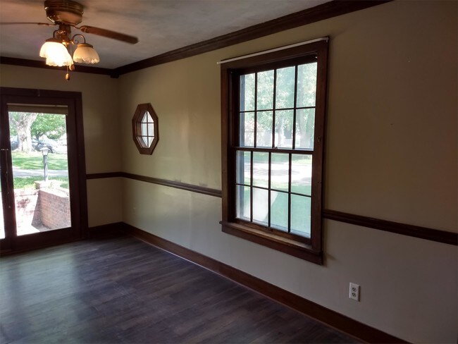 Building Photo - 904 E 17th St