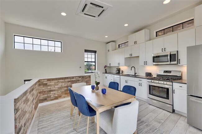 Building Photo - 808 Lydia St