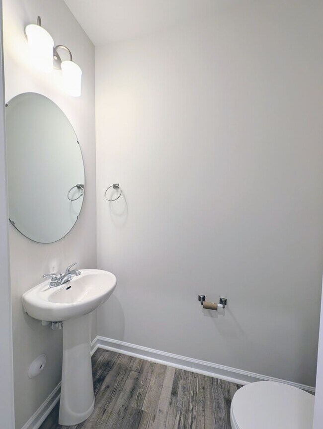 Building Photo - Stunning 4BR/3.5BA End Unit Townhome in Wa...