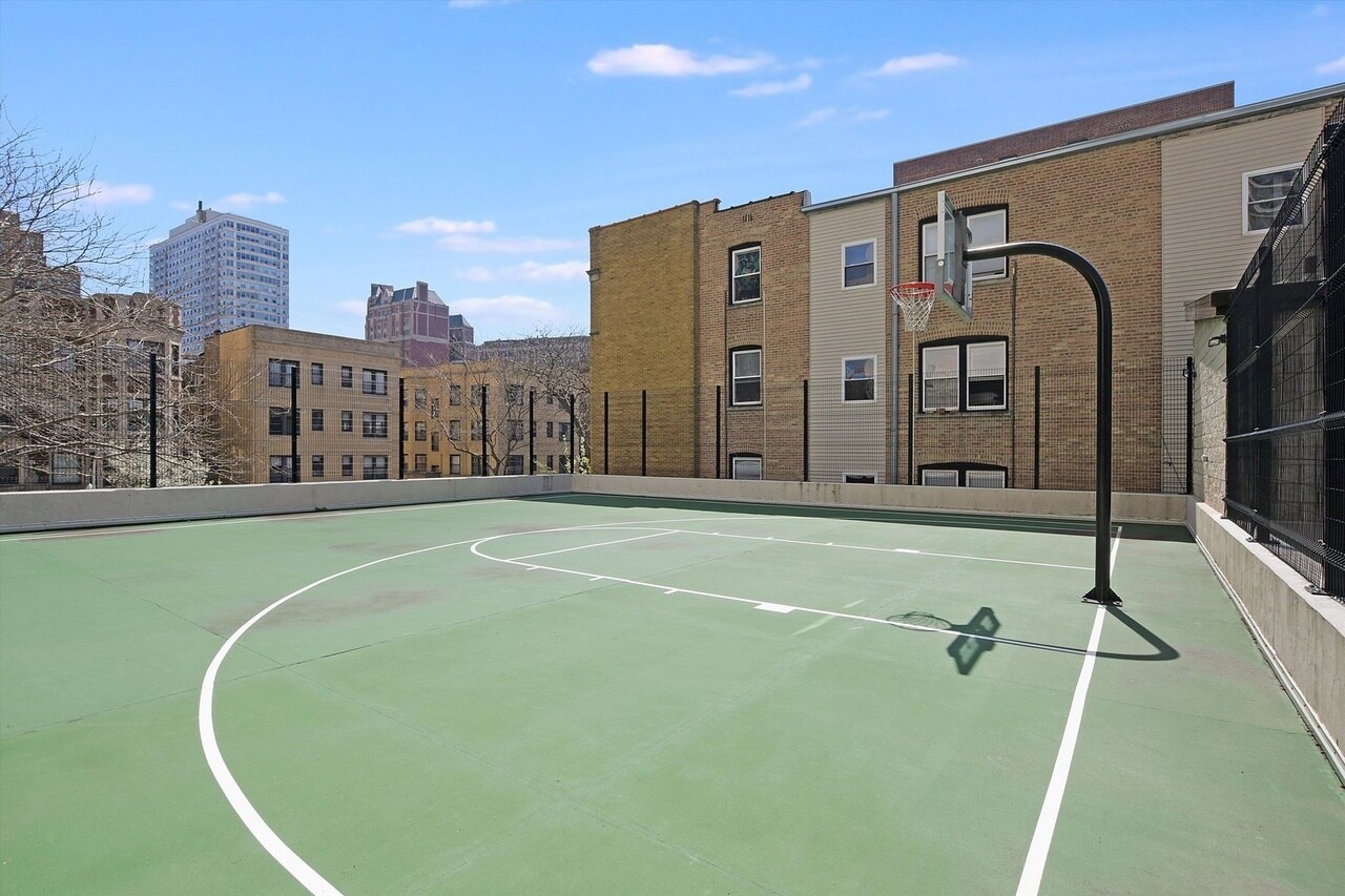 Building Photo - 3930 N Pine Grove Ave