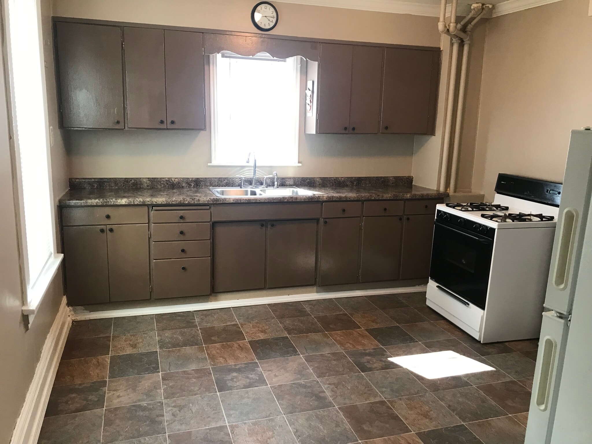 Building Photo - 673 Dale Street North