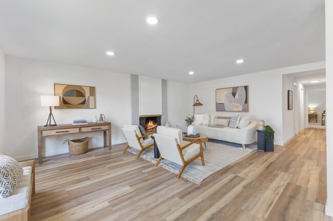 Building Photo - Fully Remodeled 4BR Rambler in Private Federal Way Community