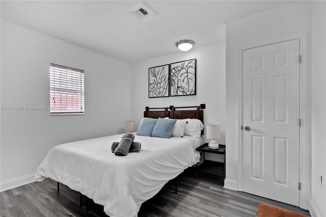 Building Photo - 1841 SW 29th Ave