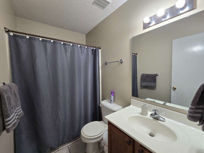 Building Photo - "Charming 3-Bedroom Home with 2 Full Baths in Jacksonville's Cozy Winterberry Court!"