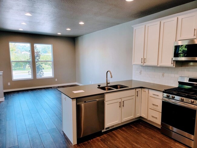 Building Photo - Gorgeous Townhome!!!