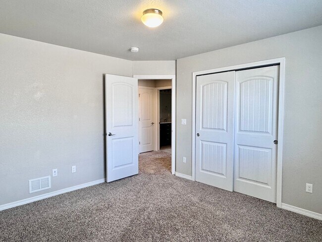 Building Photo - Beautifully Maintained Woodmoor Home Featu...