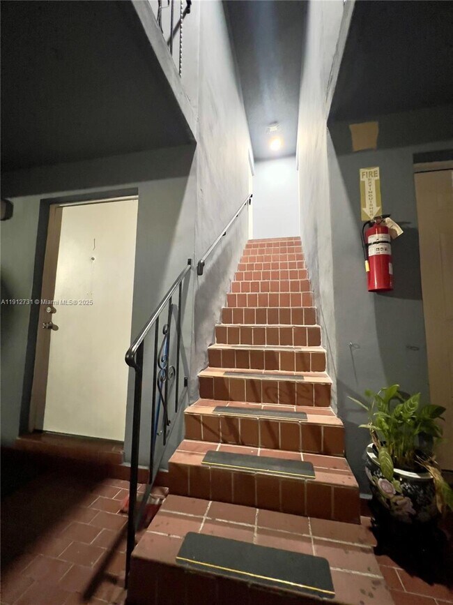 Building Photo - 637 SW 10th Ave