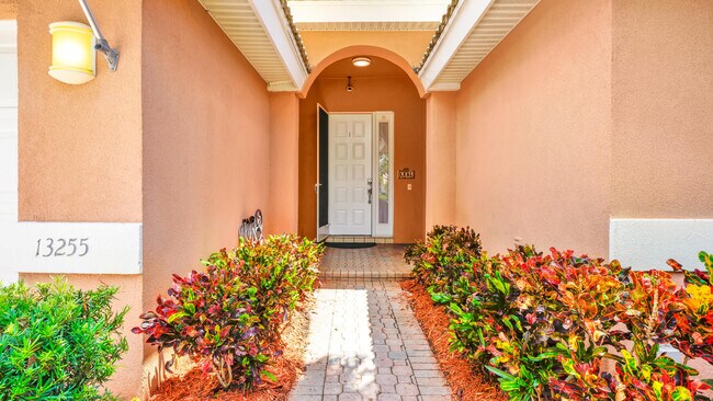 Building Photo - 13255 Royale Sabal Ct