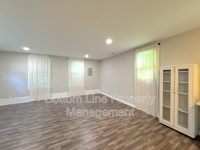 Building Photo - 613 1/2 Charlotte Ave