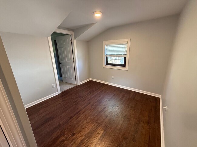 Building Photo - Luxury 3-Bedroom, 1-Bathroom House in Broo...