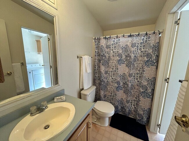 Building Photo - Charming 2-Bedroom 2-Bathroom Furnished Ma...