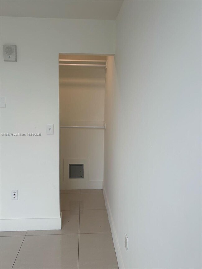 Building Photo - 829 SW 18th Ave
