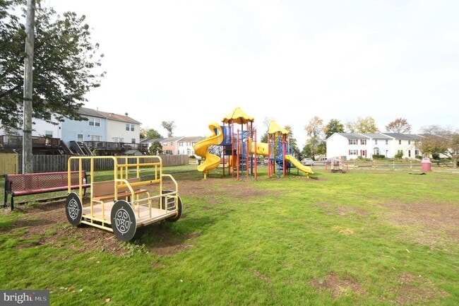 Building Photo - 8635 Union Pl