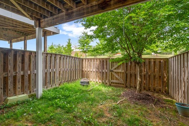 Building Photo - 42298 Lancaster Woods Sq