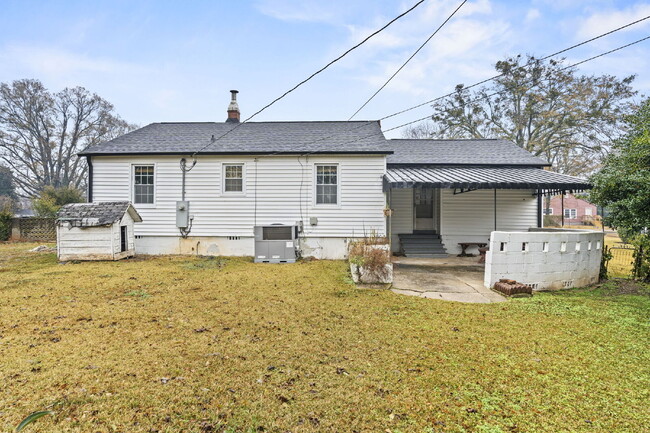 Building Photo - Nicely maintained 3 Bed, 1 Bath Single-Level Home with Bonus Sunroom