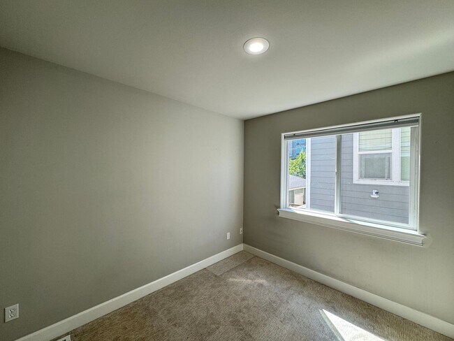 Building Photo - 150 W Florentia St