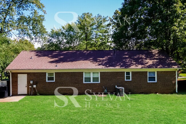 Building Photo - Welcome home to this stunning 3 bedroom, 2 bathroom brick home