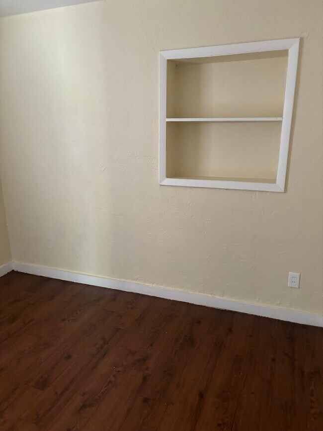 Building Photo - Move in special - 4 Bedroom 2 Bath w Fence...