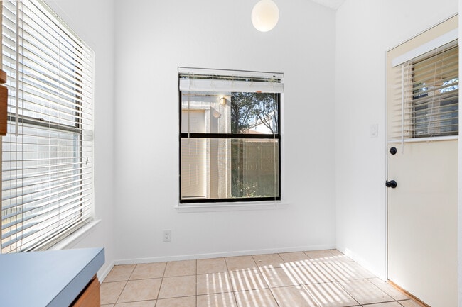 Building Photo - 1303 Chapel Creek Rd