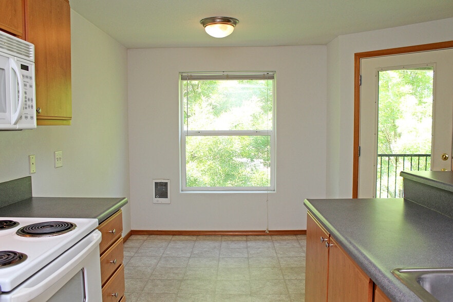 Building Photo - 683 NE 162nd Ave