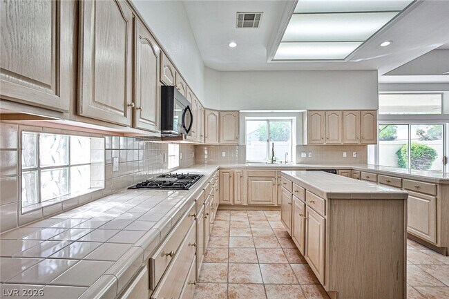 Building Photo - 8052 Marbella Cir