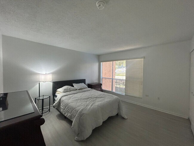 Building Photo - Newly Updated & Stylishly Furnished Room f...