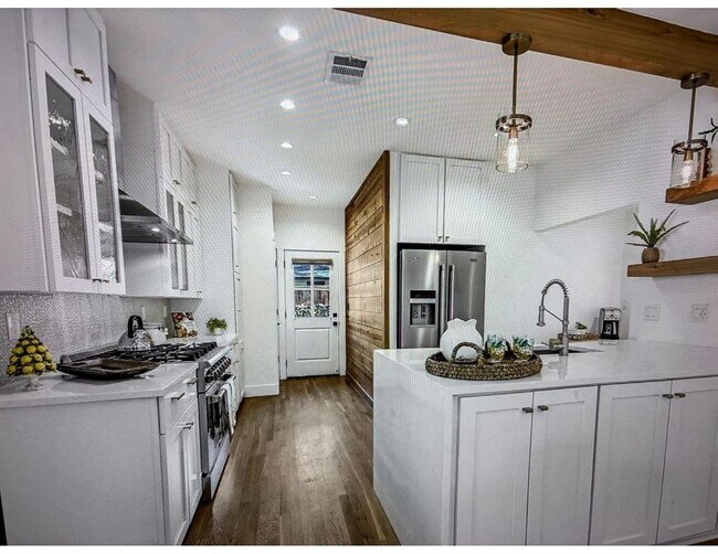 Building Photo - 106 E 35th St