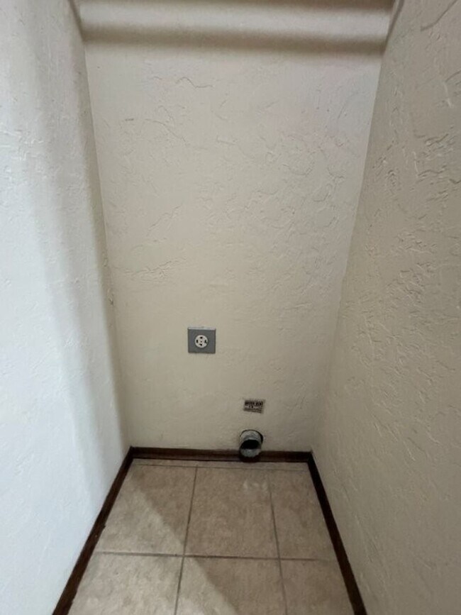 Building Photo - 15012 Kyle Dr