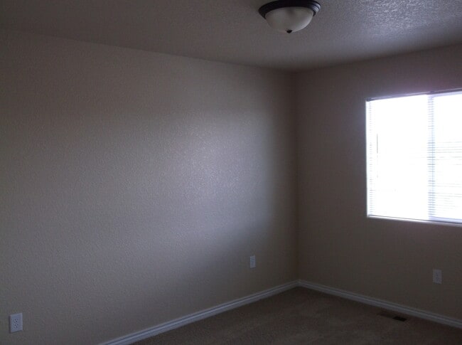 Building Photo - 3 BEDROOM, 2.5 BATH, 2 CAR ATTACHED GARAGE TOWNHOUSE