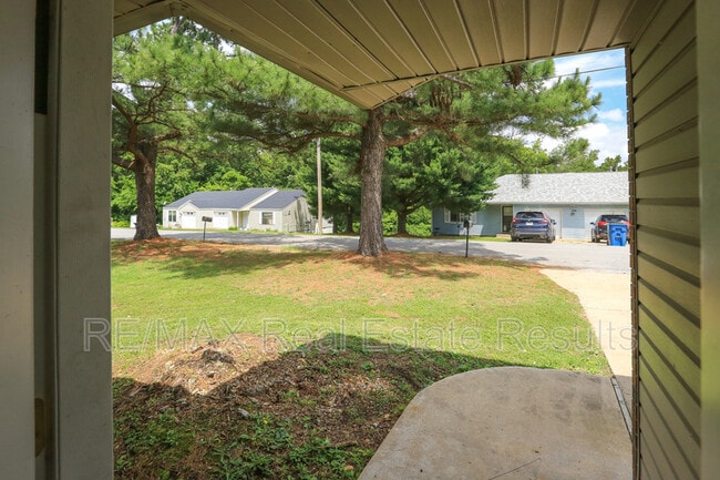 Building Photo - 205 White Oak Dr NE